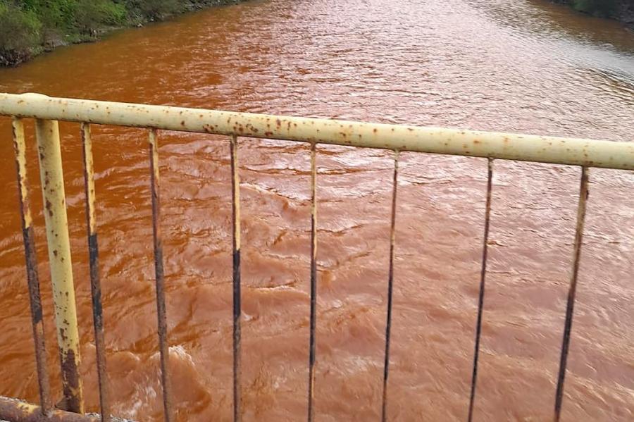 Vörösre színeződött a Beszterce-folyó, a környezetvédelmi miniszter összehívta a vészhelyzeti bizottságot