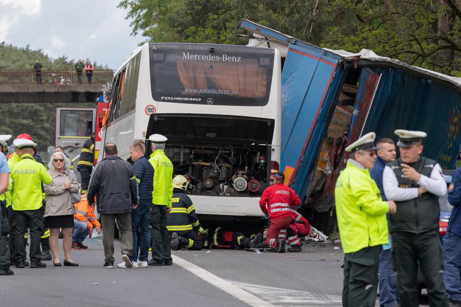 Szlovákiai buszbaleset: 35 utas már Magyarországon van