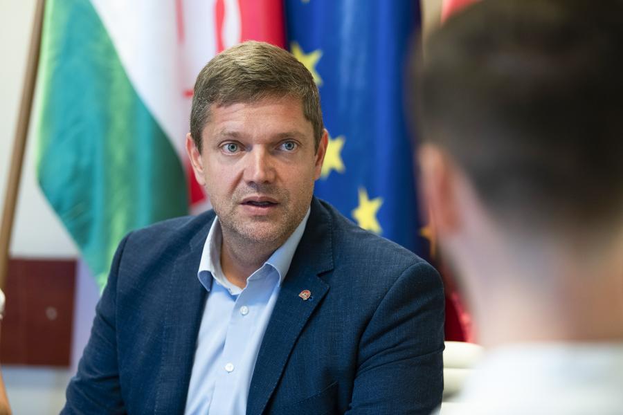 A Fidesz szélerőmű-szabályozásának mintájára akadályoznák meg az akkugyárak megépülését