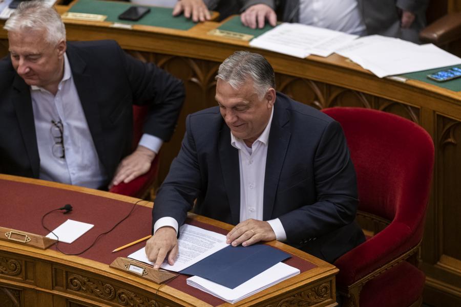 Könnyebb lesz külföldieket alkalmazni az Orbán-kormány kedvenc beruházásainál