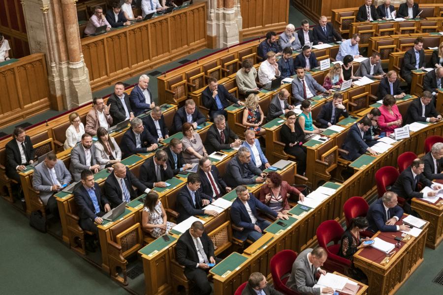 Partvonalra tette a Fidesz az ellenzéket, még a fél százalékot sem éri el a NER idején elfogadott ellenzéki törvényjavaslatok száma