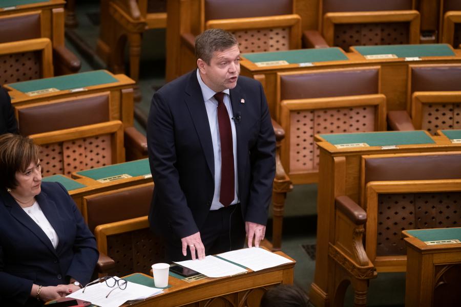 Hamar lesöpörte a Fidesz a tanárok minisztériumi fizetését célzó MSZP-s javaslatot