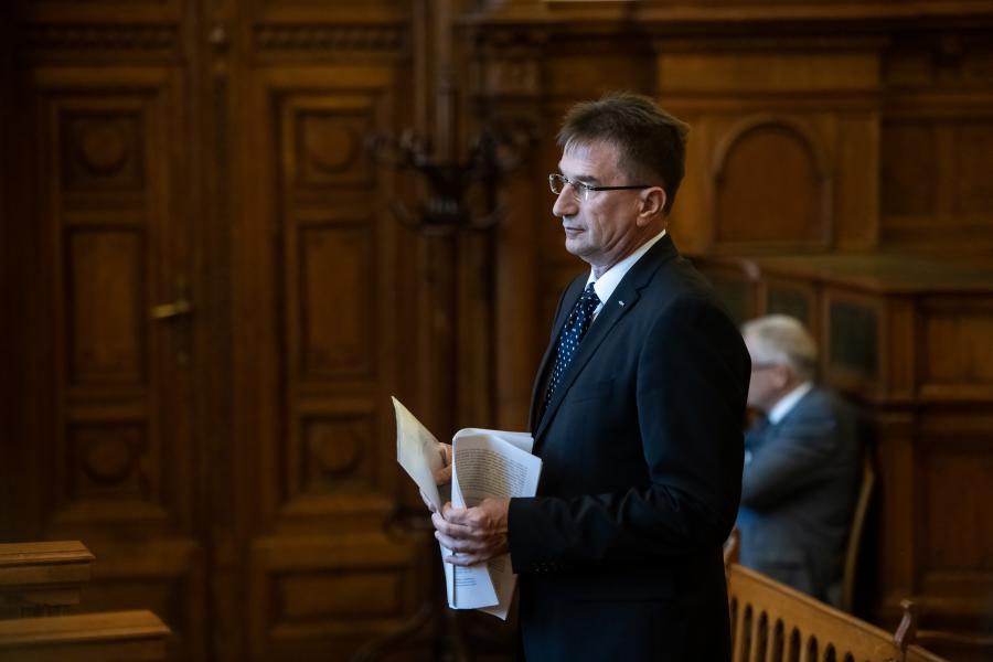 Völner Pál Varga Judit és Bayer Zsolt sms-eit is bevitte a bíróságra