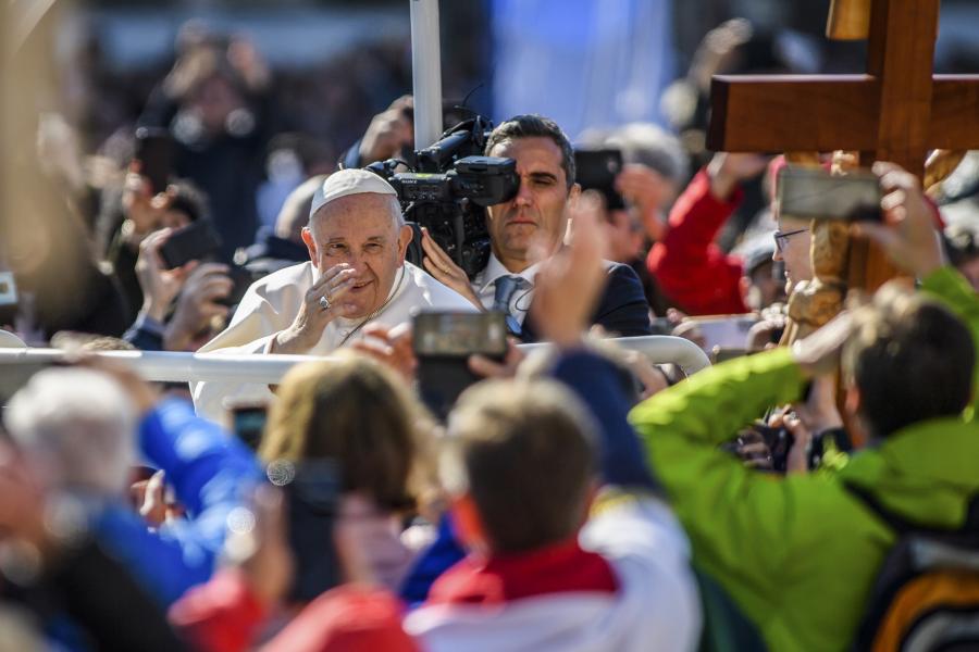 Itt a felmérés, Ferenc pápa látogatás elvakította az Orbán-kormány üzeneteit is