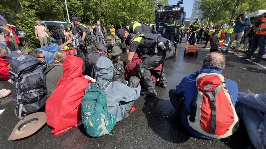Lezárták az autópályát, több száz klímaaktivistát vettek őrizetbe Hollandiában