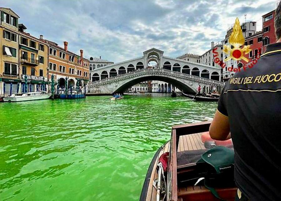 Zöldes színben fluoreszkált a velencei Canal Grande vize