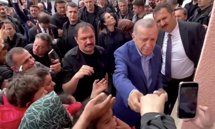Itt a videó, hogyan osztogatott pénzt a török elnök embereknek egy szavazóhelyiségnél a megválasztása előtt
