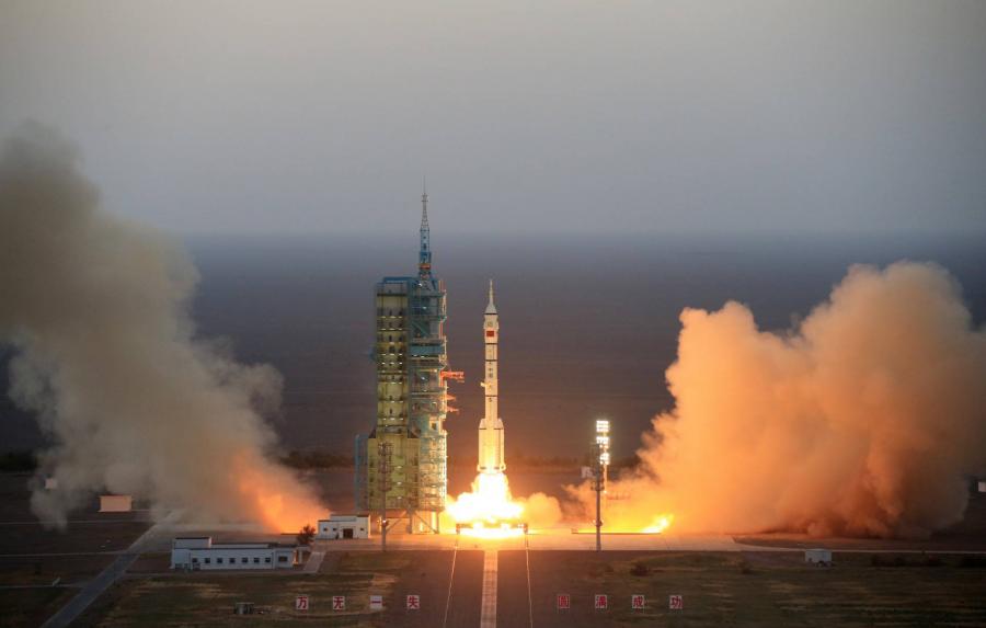 Három fős legénységgel indított új űrmissziót Kína