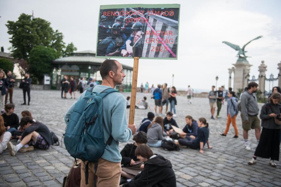 A budai Várban virrasztanak a diákok, pezsgővel és munkavédelmi sisakkal várják Orbán Viktort