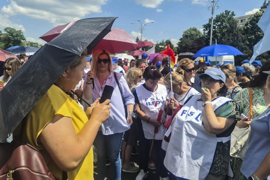 Valóságos sztrájkhullámot indított el Romániában a tanárok tiltakozása