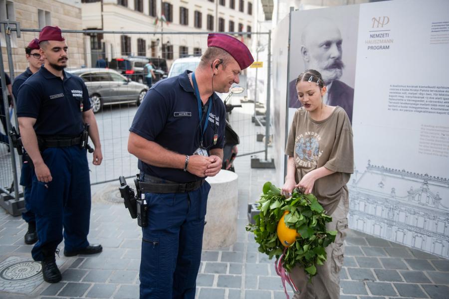 Munkavédelmi sisakkal díszített babérkoszorút akartak ajándékozni Orbán Viktornak a diákok, de a rendőrök és a kordonok nem hagyták
