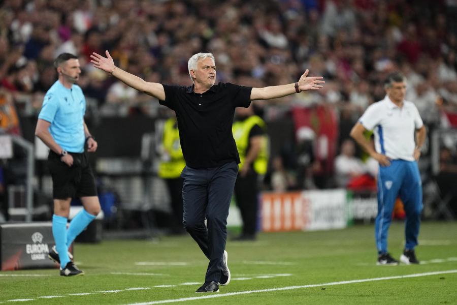 Az El-döntős vereség után José Mourinho egy magyar kisfiúnak dobta oda az ezüstérmét, és a Puskás Aréna mélygarázsában szitkozódott a bíróval