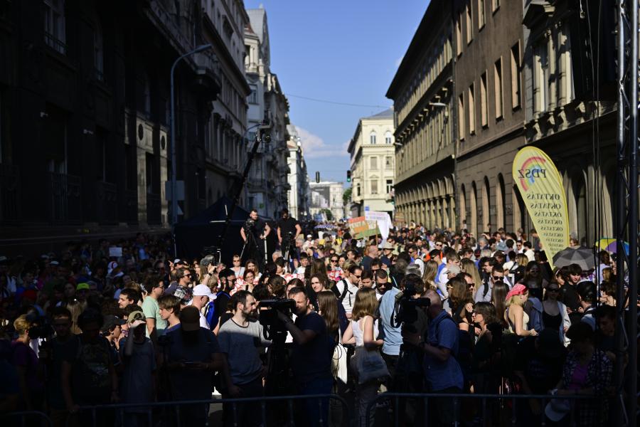 „Viktor megbuktál” – Több százan tüntetnek Budapesten a bosszútörvény ellen