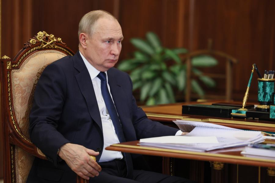 Bár elfogatóparancs van érvényben ellene, Putyint is meghívták a dél-afrikai csúcsra
