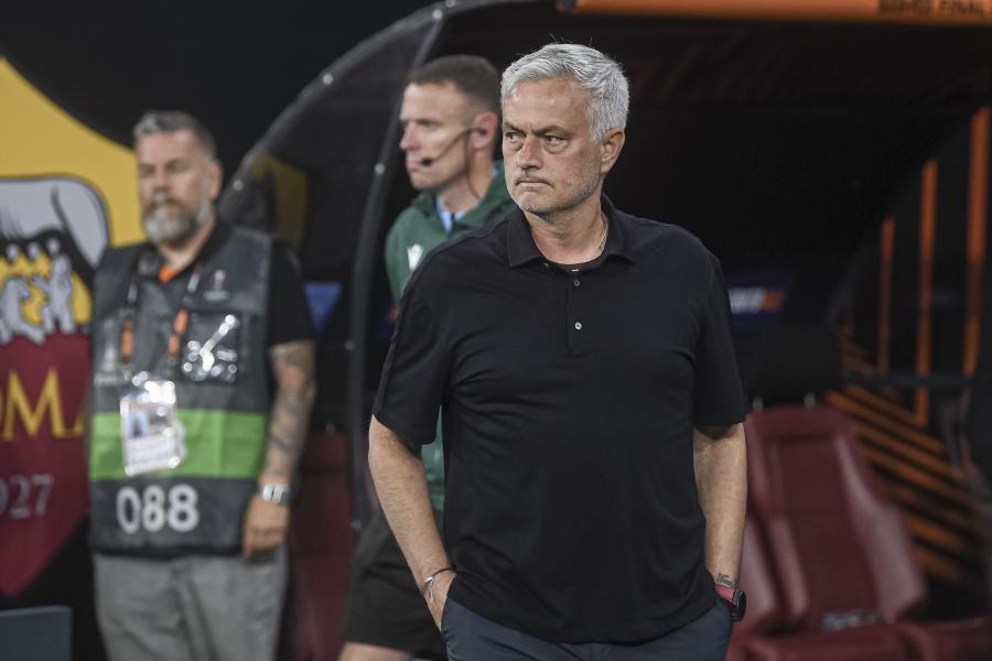 Vizsgálatot indított az UEFA José Mourinho ellen, aki szitkozódott a bíróval a budapesti Európa-liga meccs után