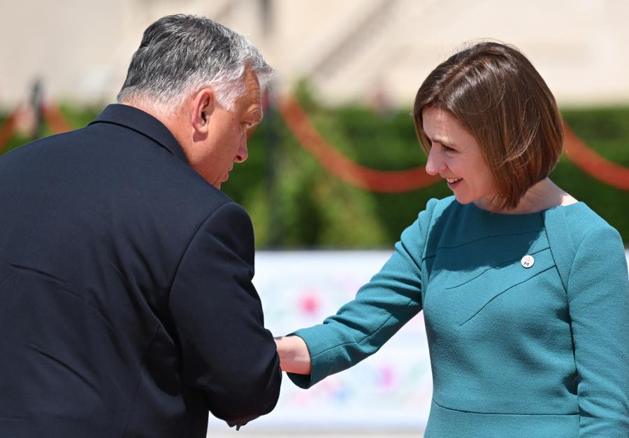 Megint felsült Orbán Viktor, aki kezet csókolni  Maia Sandu moldovai elnöknek, de ő nem hagyta