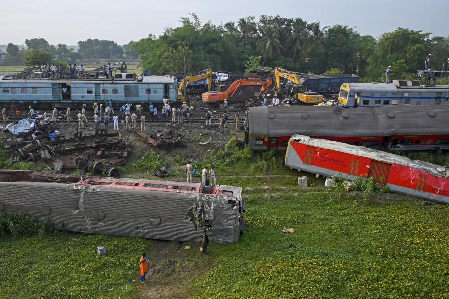 288-nál jár a halálos áldozatok száma, a miniszterelnök szigorú büntetést ígér az indiai vonatbaleset felelőseinek