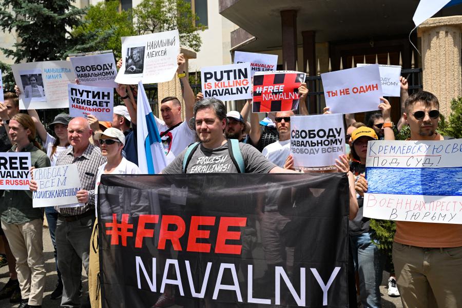 Több orosz ellenzékit letartóztattak, amikor  szerették volna megünnepelni Alekszej Navalnij születésnapját 