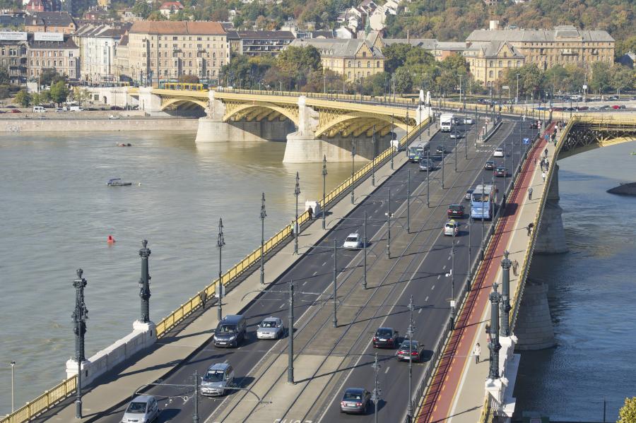 Baleset miatt torlódik a forgalom a Margit hídon