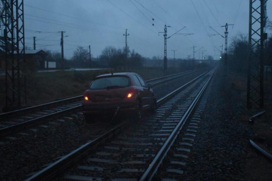 A vasúti sínekre kanyarodott a fiával éppen KRESZ-vizsgára igyekvő autós - 235 percet késtek a vonatok 