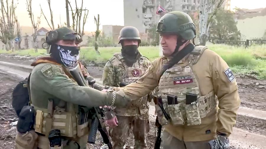 Prigozsin beintett az orosz védelmi tárca terveire, miszerint minden önkéntes kénytelen lesz szerződést aláírni velük