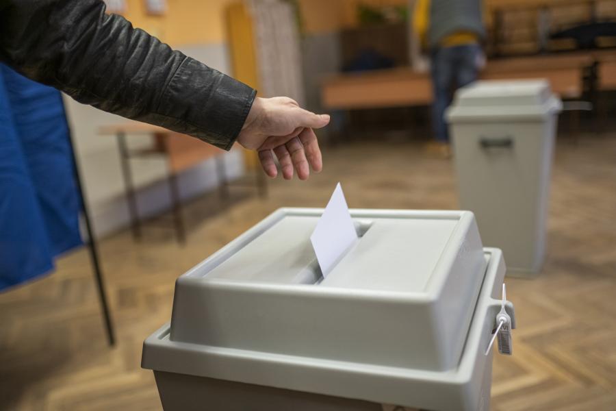 A fideszes jelölt nyerte Tatabányán az időközi önkormányzati választást