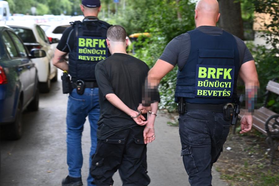 Ablakból lőhetett ki egy nő Ferencvárosban, előállították a rendőrök