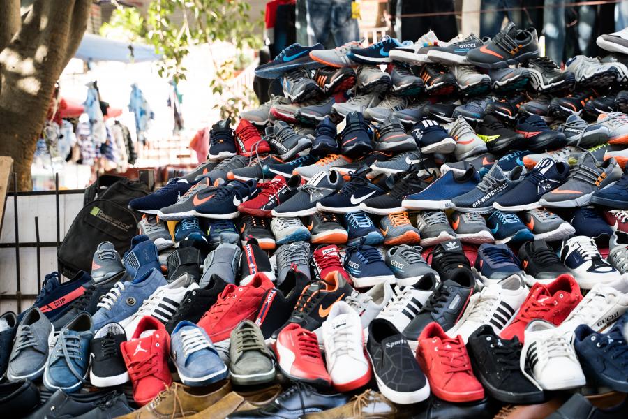 Több mint 26 ezer hamis ruhadarabot, lábbelit foglalt le a NAV egy Europol-együttműködés keretében