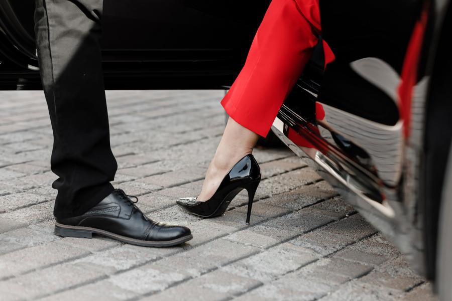 Kaposváron egy nő magassarkú cipővel verte a főnökét, aki merészelte szóvá tenni, hogy késett öt percet