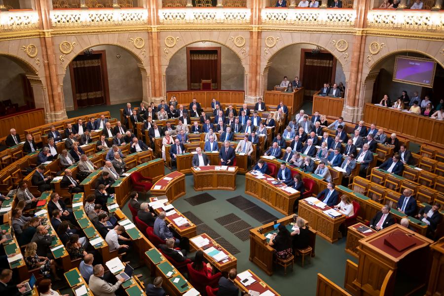 Rendkívüli parlamenti ülést hívnak össze jövő hétre, a státusztörvényről is szavazhatnak