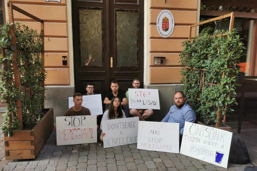 Személyes találkozót ajánlott a debreceni polgármester a momentumosoknak, miután blokád alá vették az önkormányzat épületét