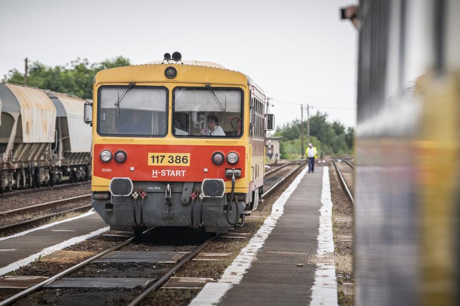 „Ez nem megoldás, hanem szánalmas pótcselekvés” – Nyílt levelet írtak Orbán Viktornak a vasútvonalak bezárása miatt a közlekedési szervezetek