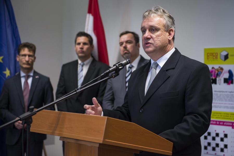 Tekintetes Orbán Viktor útilaput kötött a Fejér vármegyei főispán talpára