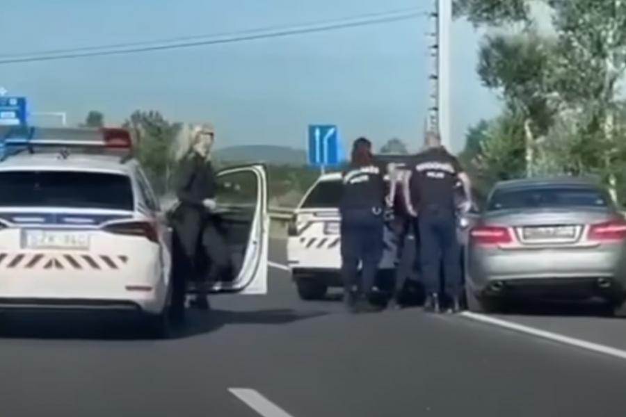 Videón az autós, aki kétszázzal száguldott az M2-esen, majd több rendőrautóba is belehajtott