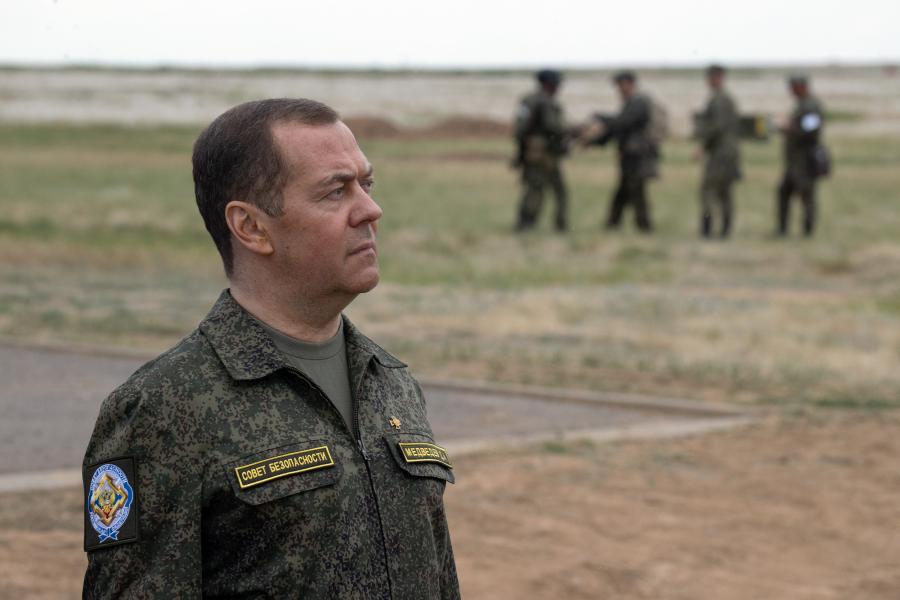 Medvegyev: Térden állva kell kegyelemért könyörögnie az ellenségnek 