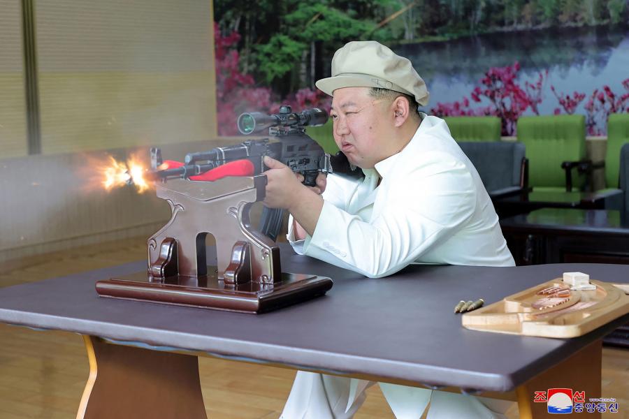 Kim Dzsongun kirúgta a vezérkari főnökét, és utasításba adta a hadseregnek, hogy álljon készen egy esetleges háborúra