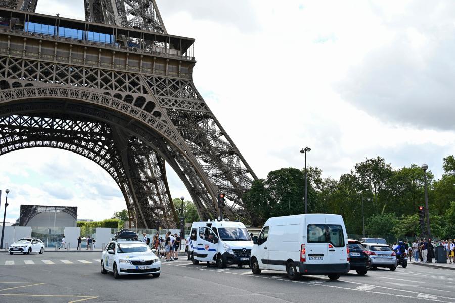 Bombariadó miatt néhány órára kiürítették az Eiffel-tornyot, de kiderült, hamis volt a fenyegetés 