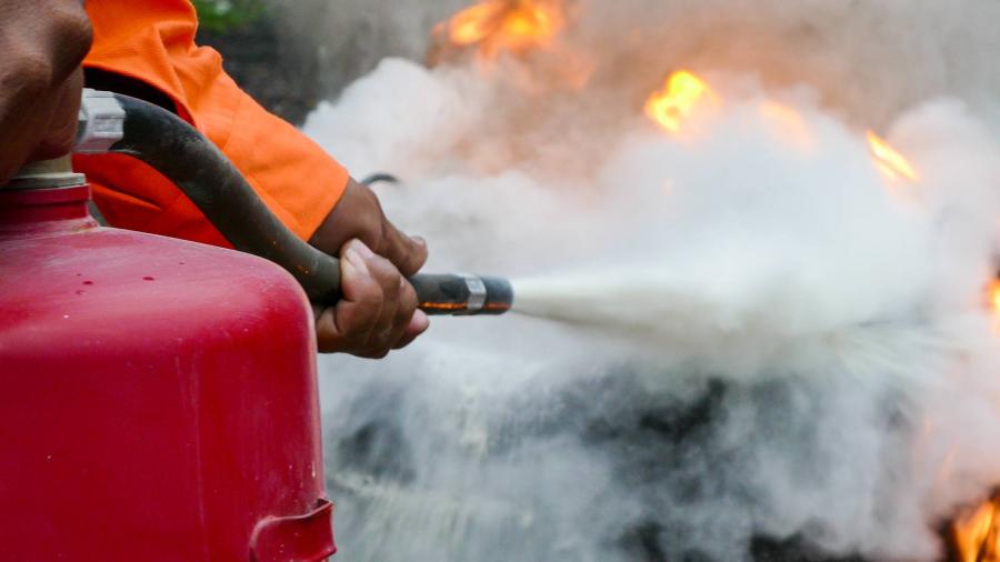 „Életveszélyes törvénymódosítás” – Öt szakszervezeti szövetség is tiltakozik a tűzvédelmi előírások tervezett lazítása ellen