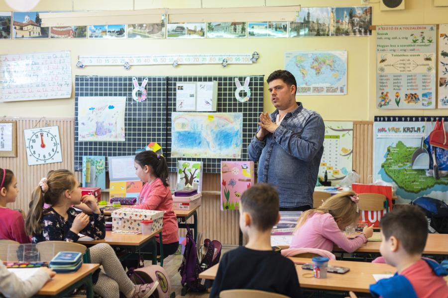 Továbbra is az uniós kifizetésekhez köti Pintér Sándor tárcája a tanárok béremelését