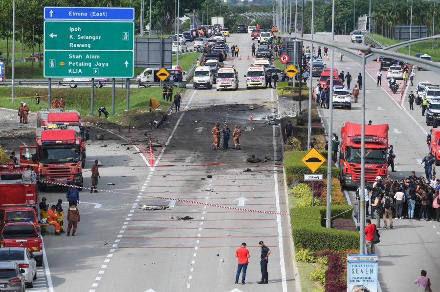 Legkevesebb tíz ember meghalt, miután autóútra zuhant egy repülőgép Malajziában 