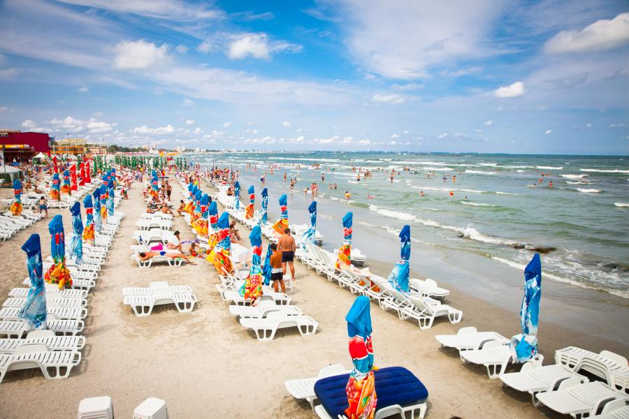 Tömegverekedés tört ki a román tengerparton, amiért a rossz idő miatt megtiltották a fürdést 