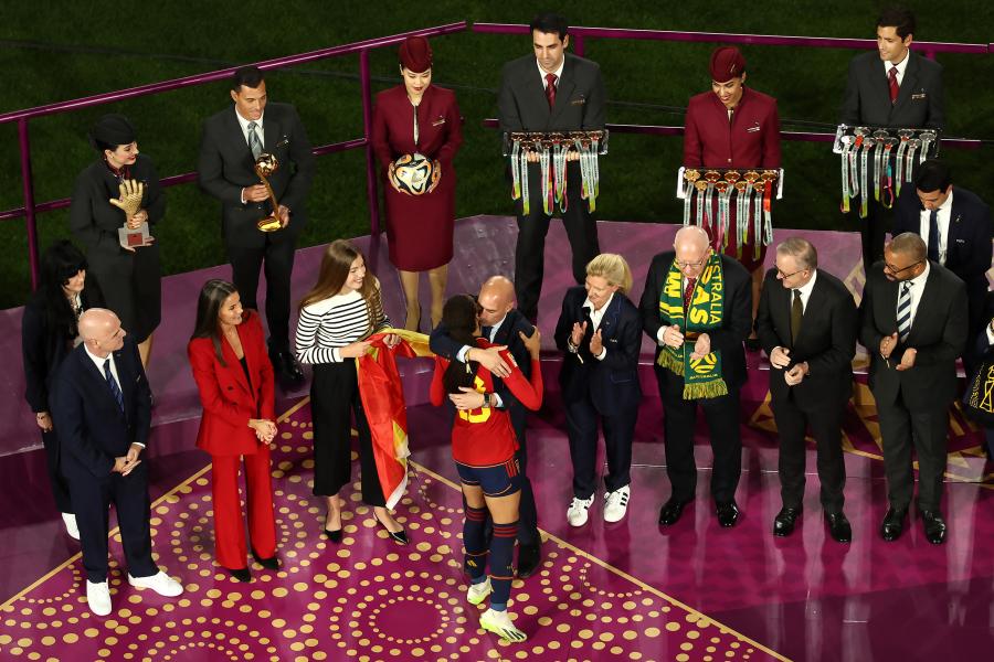 A FIFA is vizsgálatot indított a spanyol szövetségi elnök ellen, aki szájon csókolta a női futballválogatott csatárát