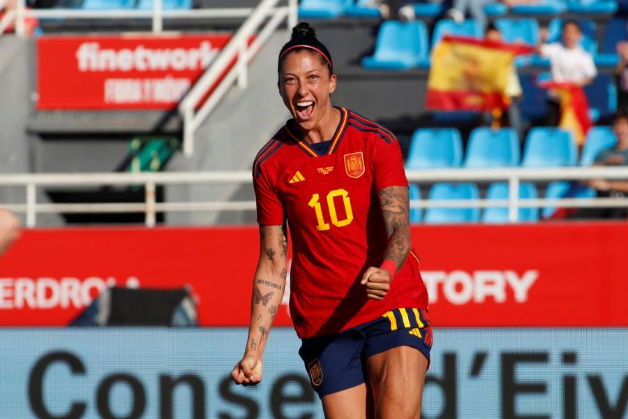 A világbajnok spanyol női futballisták bojkottálják a válogatottat, ha nem távozik az egyik játékost szájon csókoló szövetségi elnök