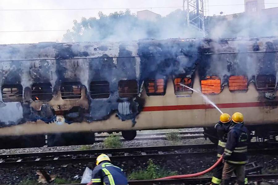 Videón a hatalmas indiai vonattűz, amelyben legkevesebb tíz ember meghalt