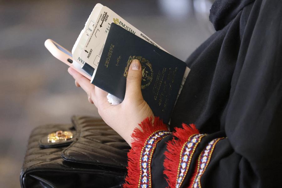 A tálibok megtiltják a nőknek, hogy elhagyhassák az országot és külföldre menjenek tanulni