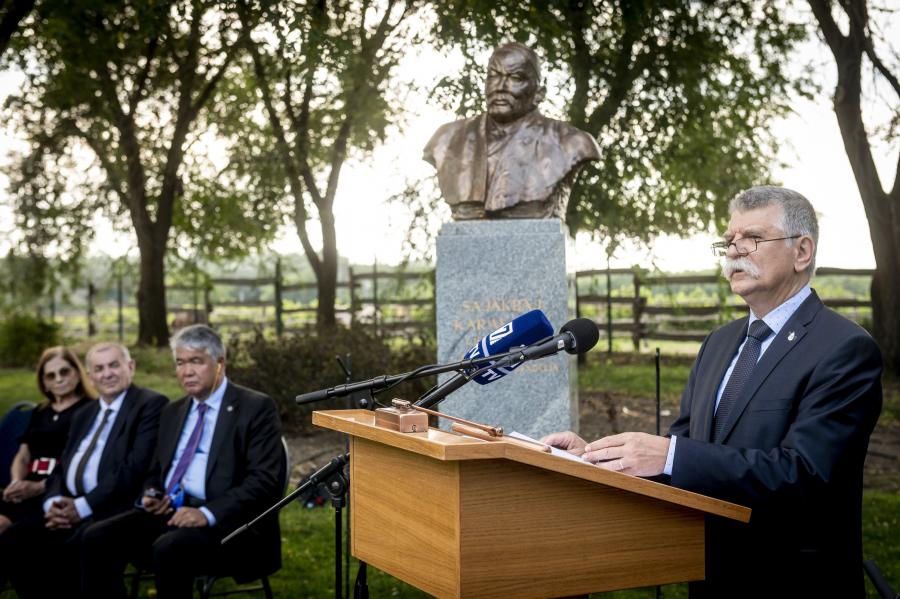 Kirgiz őseposz énekmondójának szobrát avatta fel Kövér László a Hungarikum Ligetben