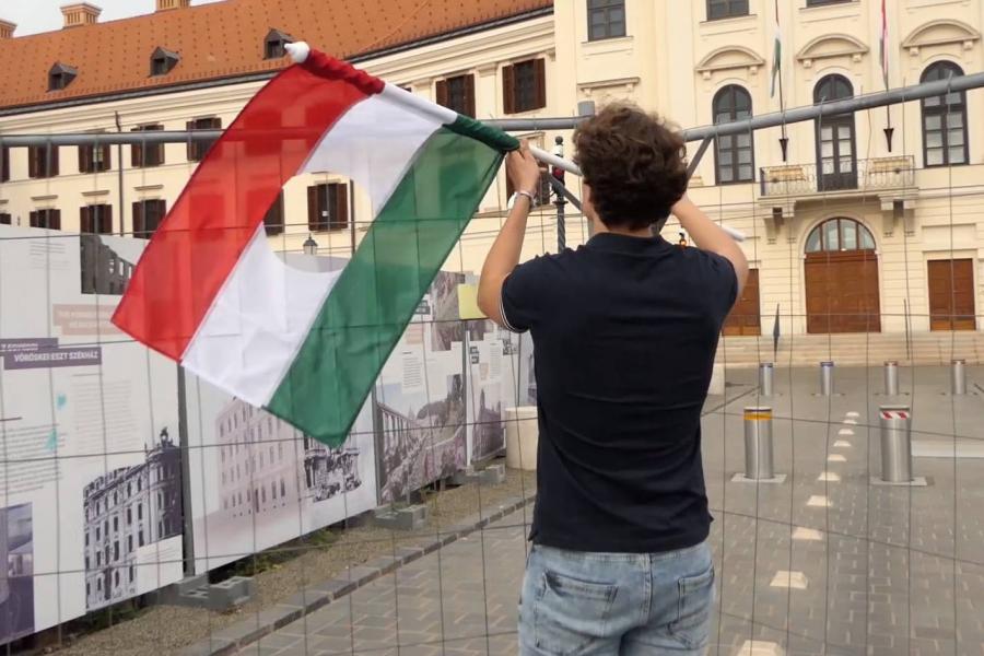 Lyukas zászlót tűzött ki a Karmelita kolostor elé a DK ifjúsági szervezete, hogy Orbán Viktor abba csomagolja az orosz tankönyv elleni tiltakozást
