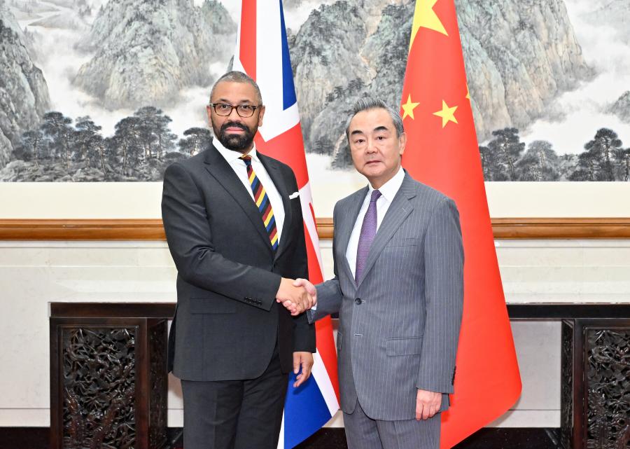 A brit külügyminiszter elment Kínába javítani a kapcsolatokat, közben a londoni parlament először nevezte független országnak Tajvant