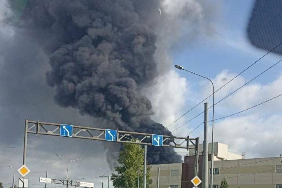 Videón, ahogy lángokban áll egy szentpétervári olajraktár 
