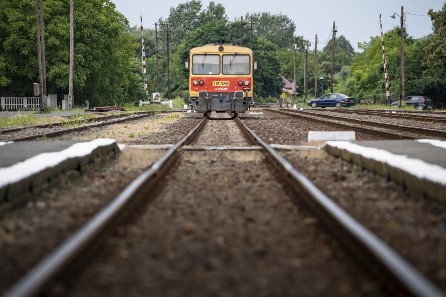 Vonat üthetett el egy férfit, akinek holttestére a sínek mellett találtak rá Medgyesegyházánál